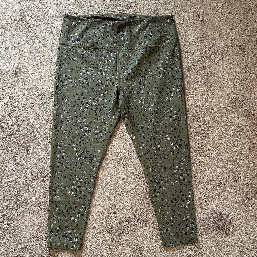 EUC Women’s Zella Green Leopard Patterned Leggings